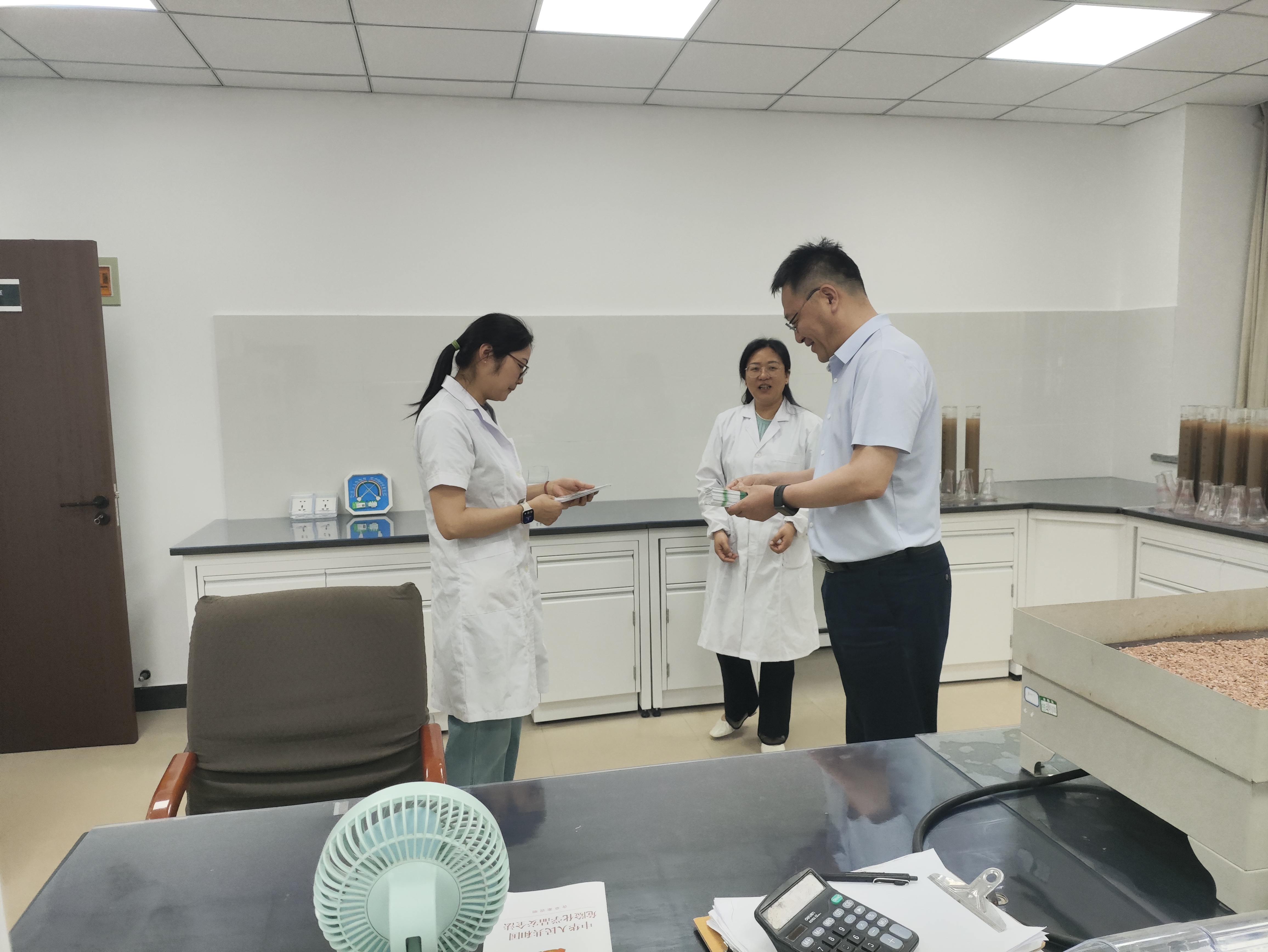 院领导班子发放《家庭应急手册》 (1).jpg