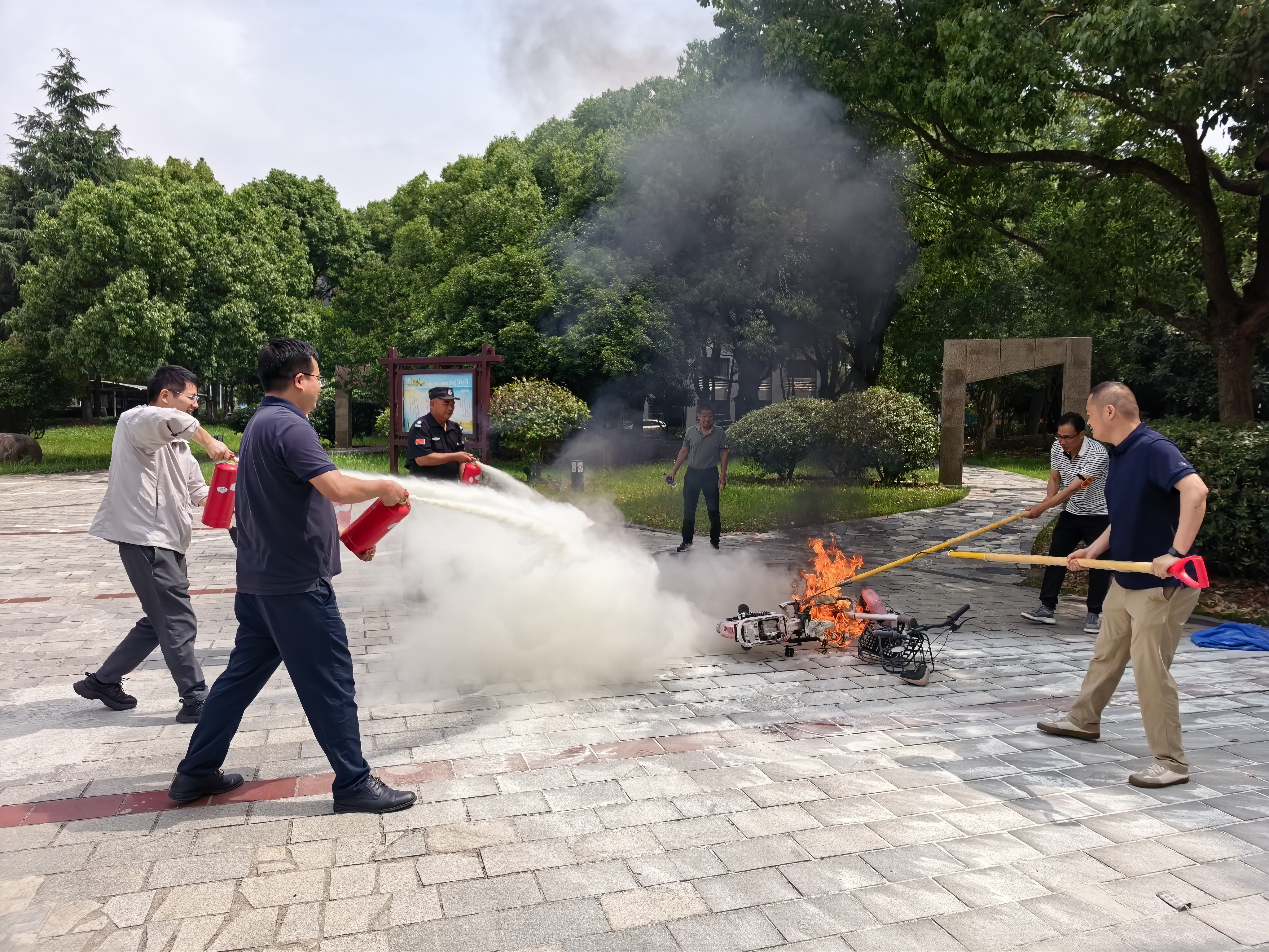 模拟电动自行车失火灭火实操演练 (3).jpg